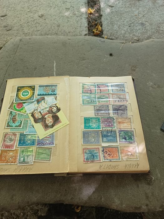 Vând 2 clasoare timbre foarte rare de colecție stare foarte buna