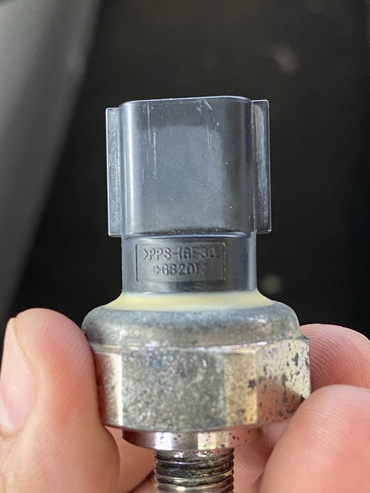 Датчик давления масла трехконтактный