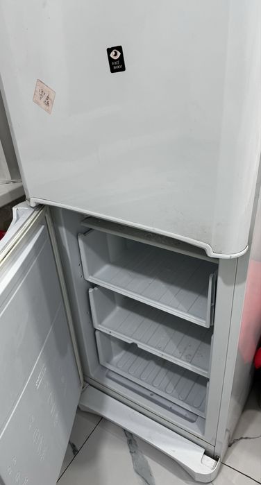Продам холодилтник Indesit