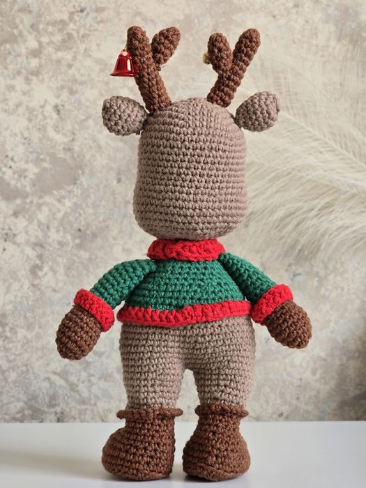 Ръчно плетено еленче с пуловер и настроение