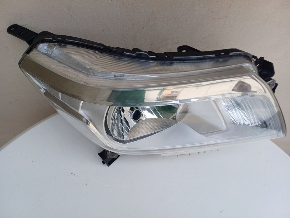 Десен фар за Nissan Navara;  2012г.