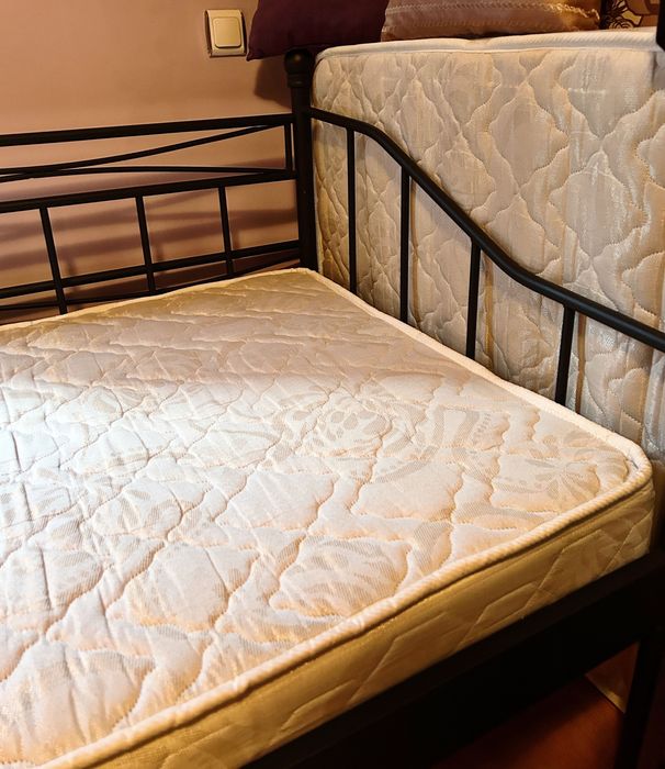 Два броя единични легла с матраци