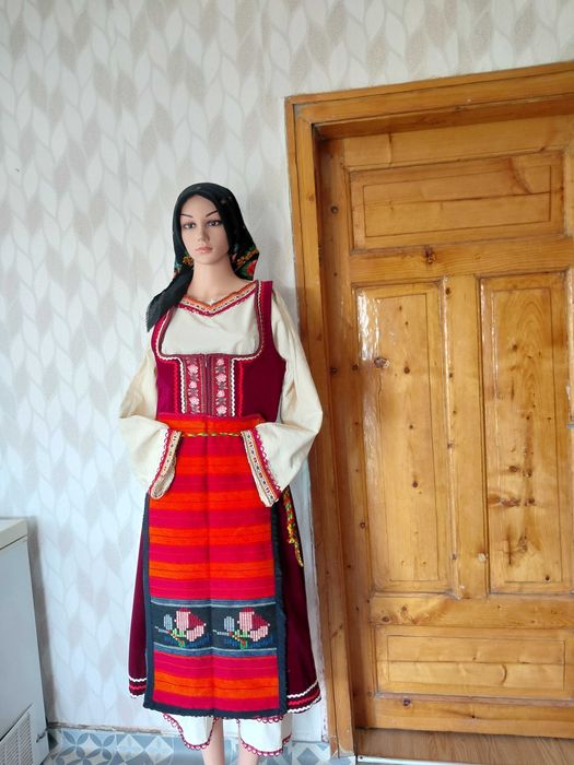 Продавам тракийска носия
