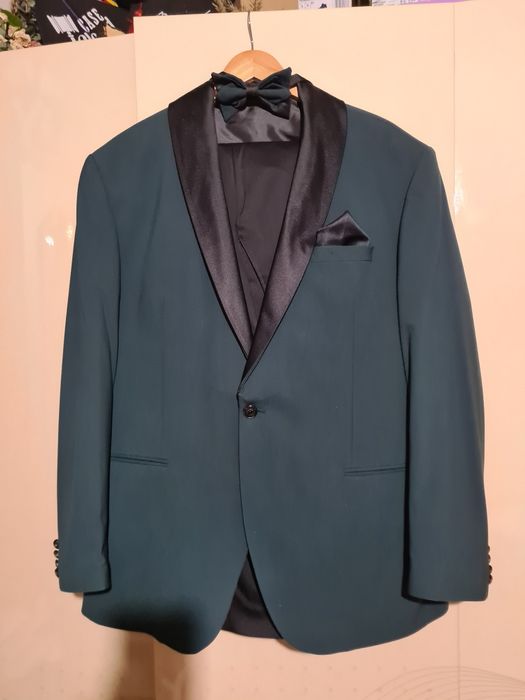 Vând costum din 3 piese