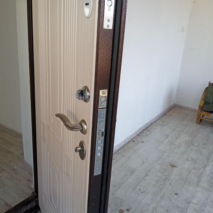 Продам делезную дверь