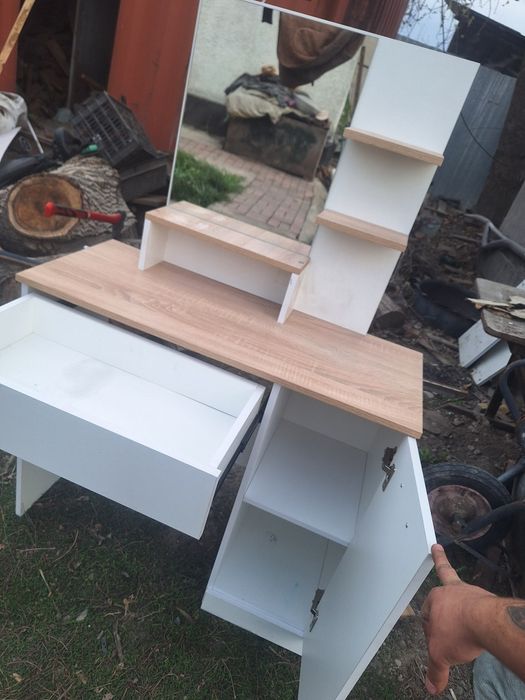 Тримо столик с зеркалом