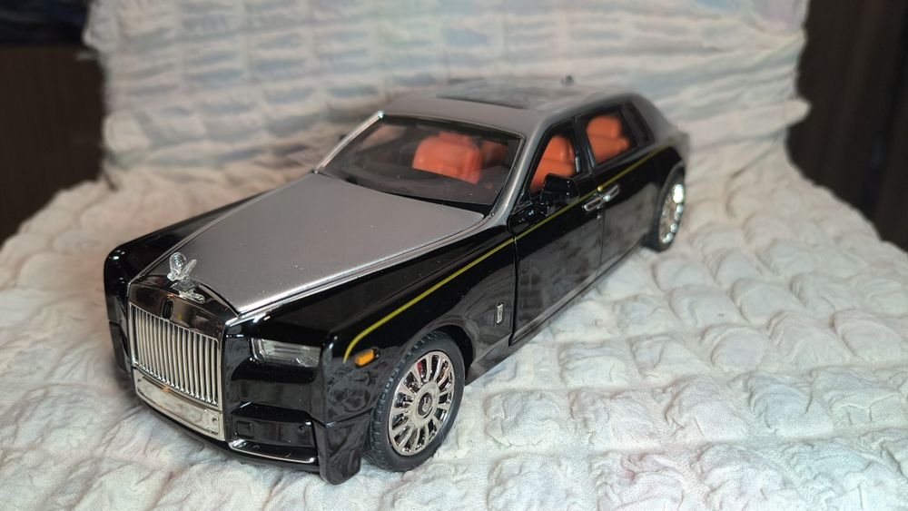 Метална кола Rolls Royce Phantom,1:18 , чисто нова