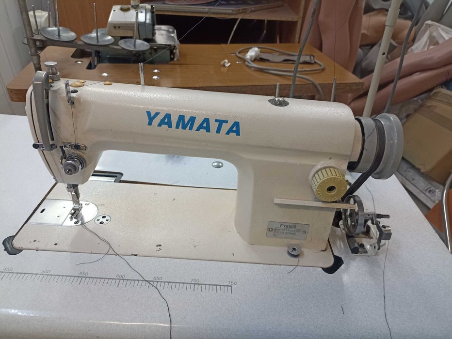 Triploc JUKI + Mașină de cusut YAMA seTA industriale, cu mese