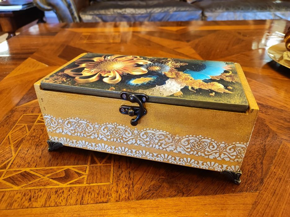 Луксозна дизайнерска кутия за бижута!