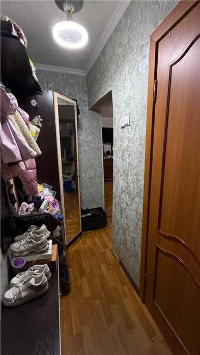 продам 2 комнатную с мебелью