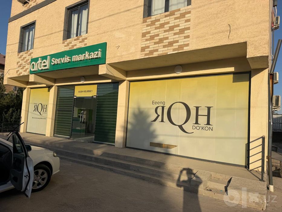 Янгиюль в 3 этажном здание продаётся первый этаж