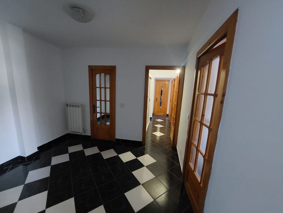Închiriez apartament 3 camere