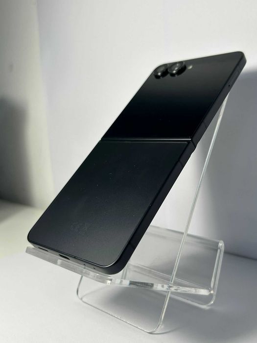 Samsung Galaxy Z Flip7 8GB / 128GB Negru – Ca Nou – Baterie 100% – 1 Ciclu