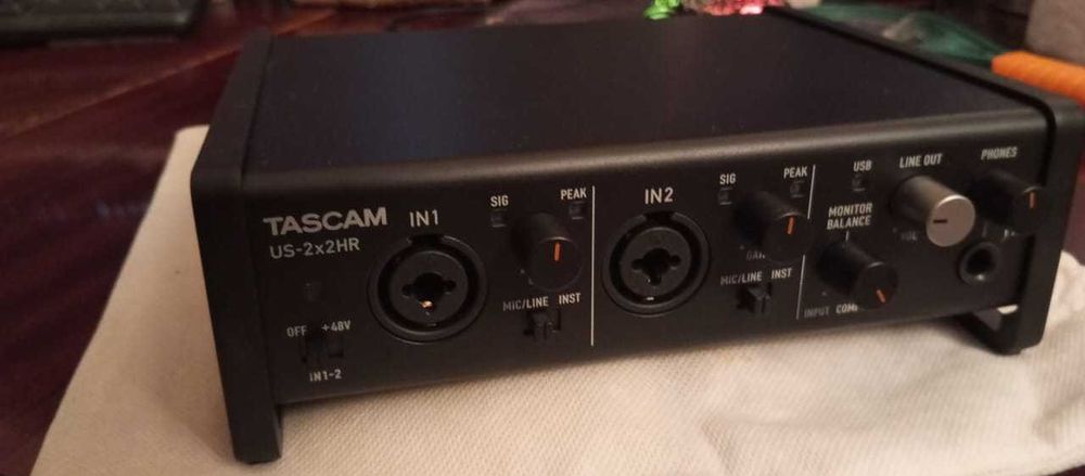 Аудио-миди интерфейс (звуковая карта) Tascam US-2x2 HR