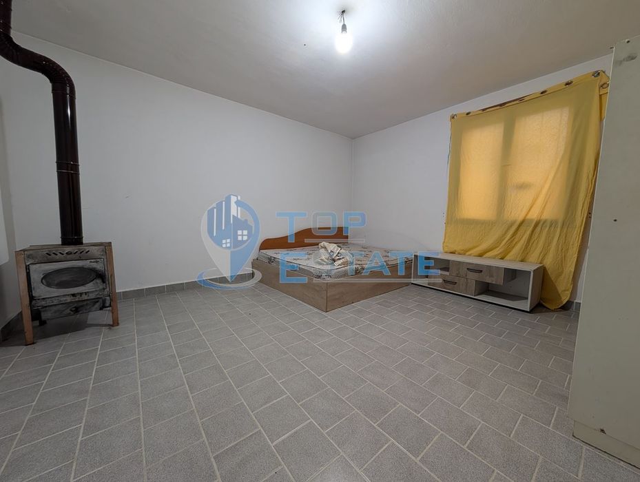 Едноетажна монолитна къща в центъра на град Златарица