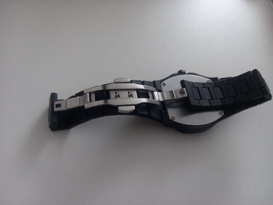 Продаются чёрные часы