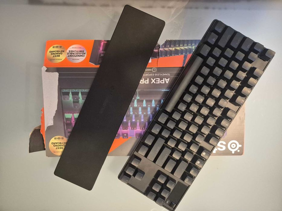 Клавиатура Steelseries Apex pro TKL Gen 3 в перфектно състояние