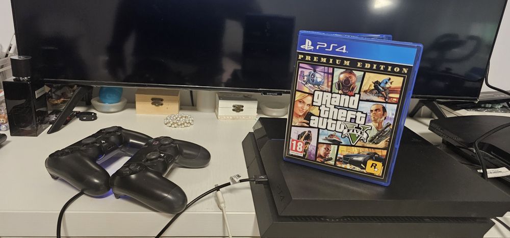 PlayStation 4 cu 2 manete și joc GTA V nou ,hard disk 500Gb