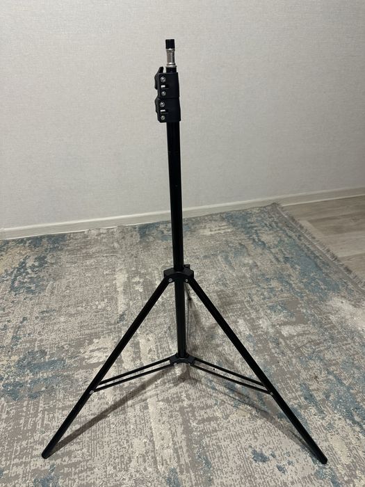 LED лампа с штативом