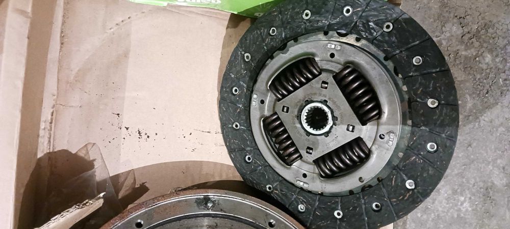 Компрект , маховик , притискателен диск и феродов диск