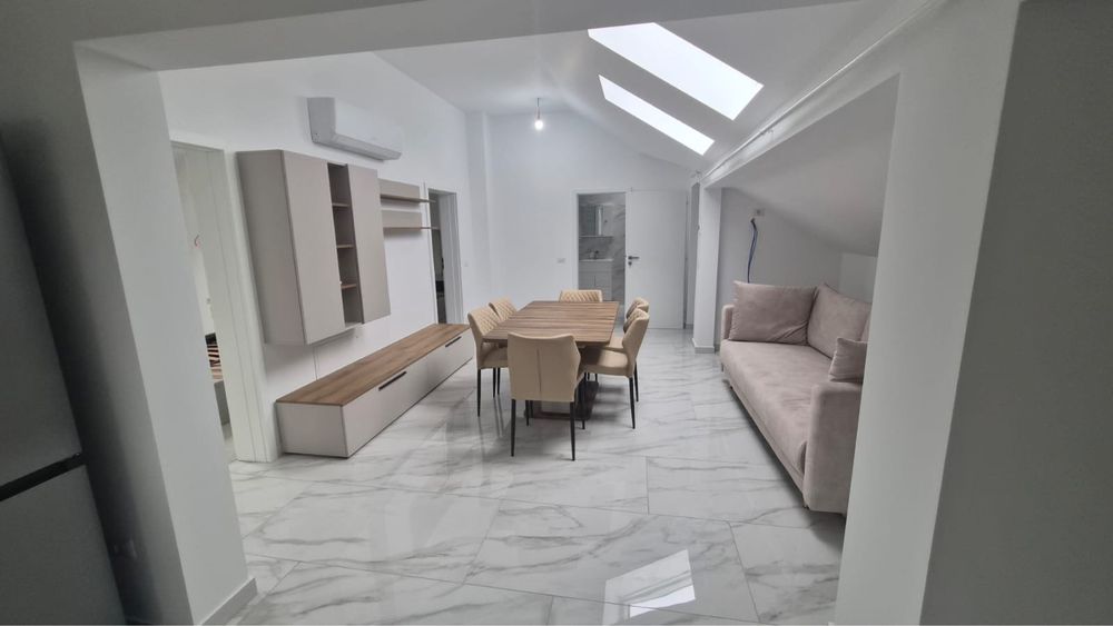 Vand apartament 3 camere zona Zamca