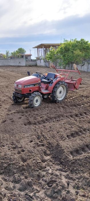 изграждане на огради с бетонни , подцинковани колове услуги с багер.