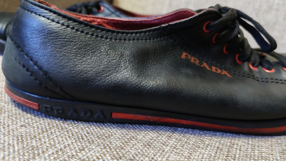 Кроссовки Prada. Натуральная кожа. Размер 42, Б. У. Состояние хорошее.