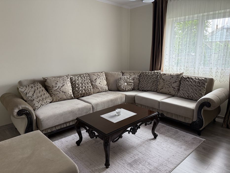 Set living complet – colțar extensibil + masă + taburet | Stare impecabilă