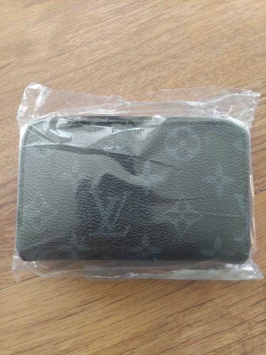 Продавам чанти и портмонета Guess