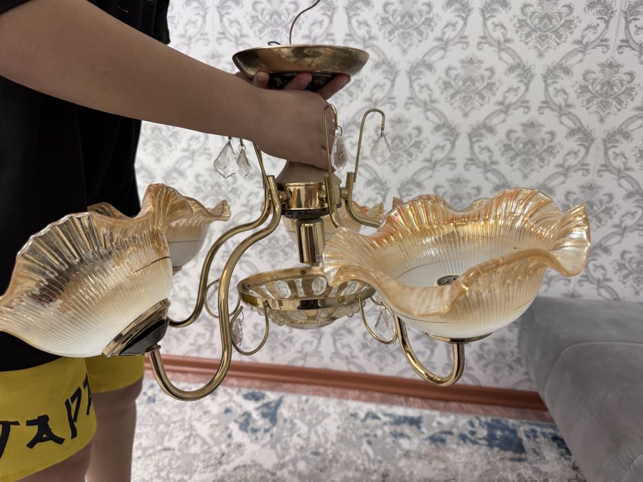 Бесплатно отдам люстру