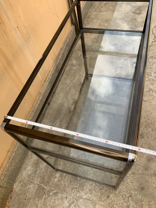 Стъклена витрина стелаж рафт бюро търговско обзавеждане комод маса