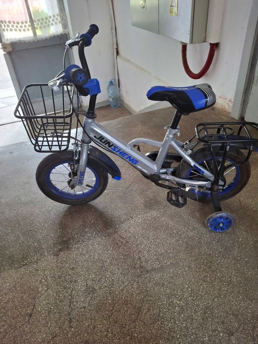Bicicleta copii cu roti de 12,este ca si noua folosita de doua ori