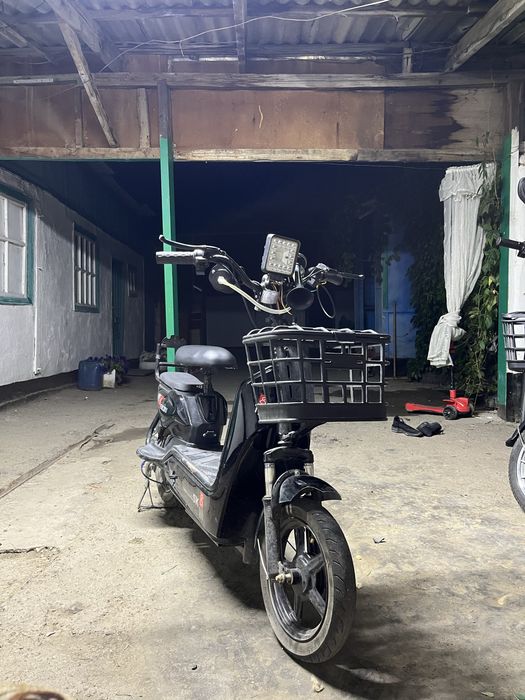 Продам скутер ск8