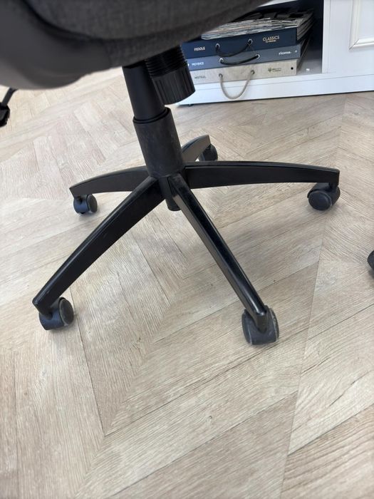 Две  офис кресла