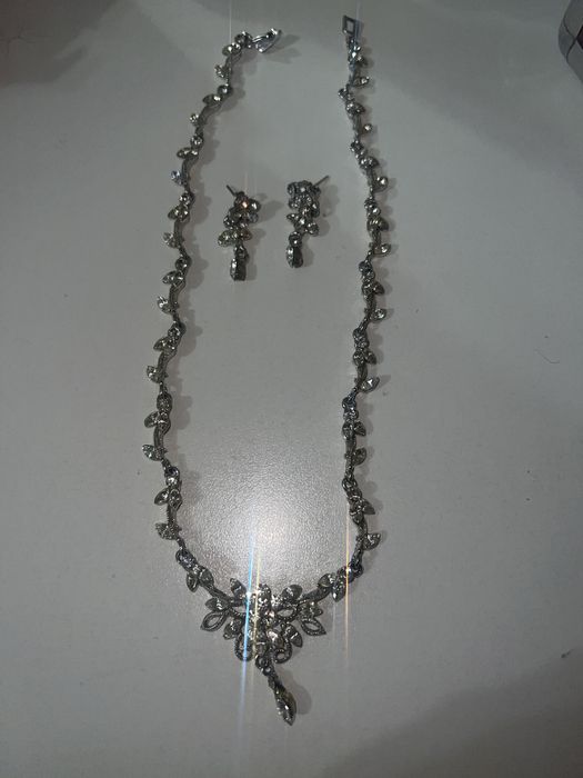 Продам.     Колье с сережками