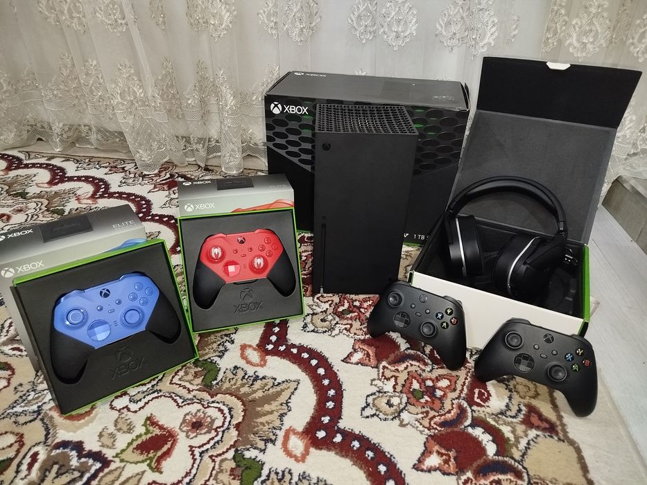 Продам Xbox series X 2 джойстик 2 elite series 2 джойстик и наушники.