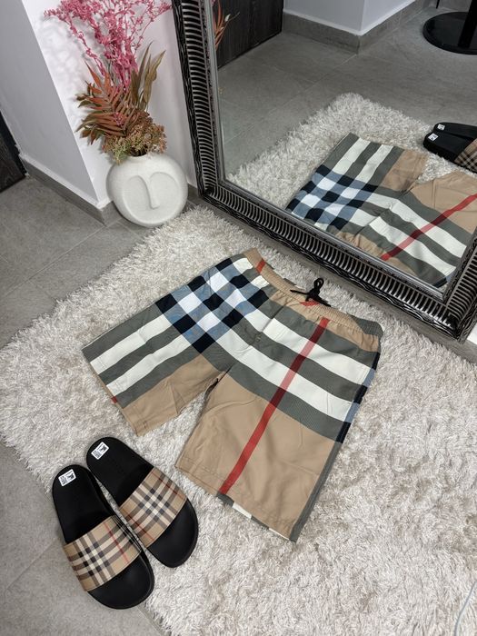 Sort de baie Burberry colectie noua vara 2026