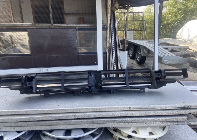 BMW G11/G12 калник желюзи и стойка за фар