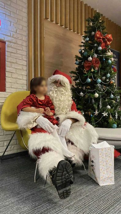 Moș Crăciun Premium – Costum impecabil, Voce Caldă, 20 Ani Experiență
