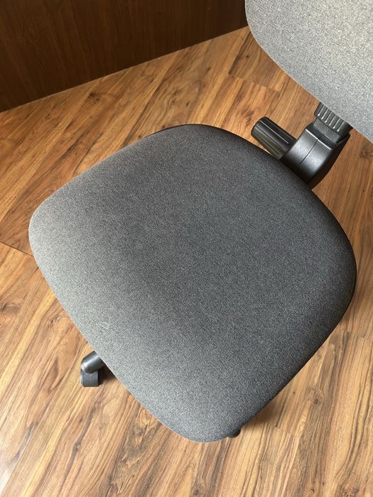 Офис стол на колела