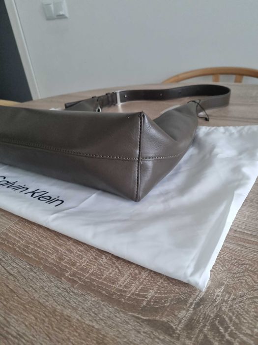 оригинална чанта Calvin Klein Hardware Strap Hobo