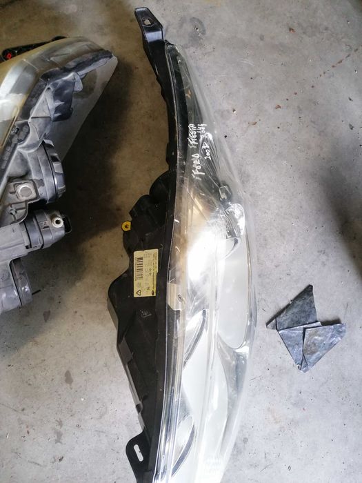Far ford fiesta stanga 2014 cu lupa