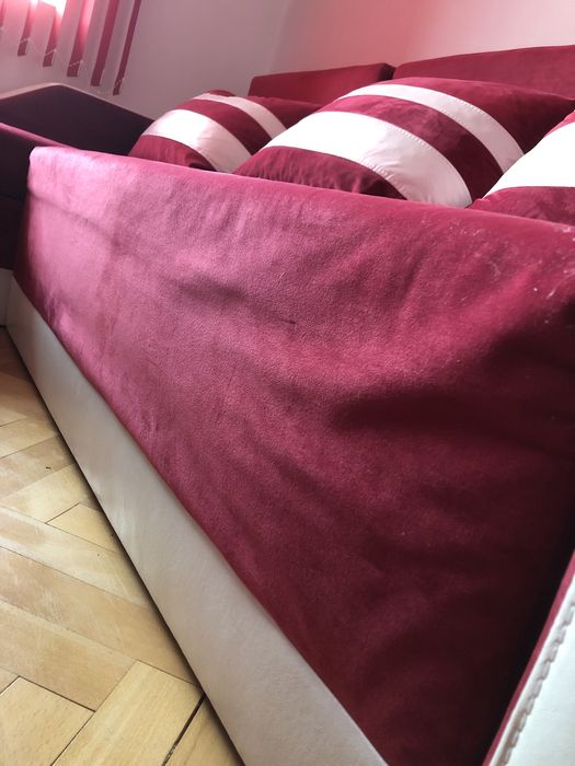 Диван с възглавници