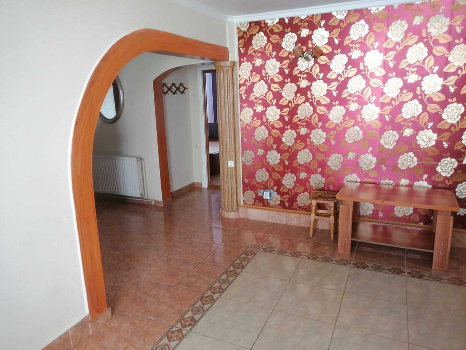 INCHIRIEZ apartament 4 camere in Onesti, partial mobilat