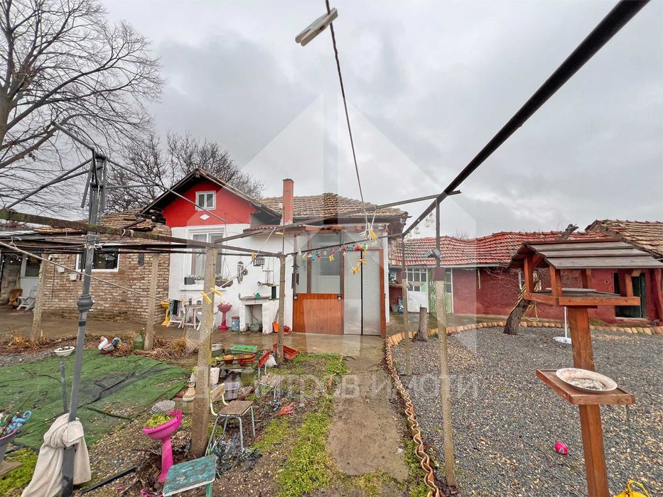 Продава еднофамилна, реновирана къща със 762 кв.м. двор в гр. Плиска.