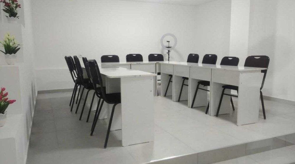 Tayyor o'quv xonalari mebellari bilan