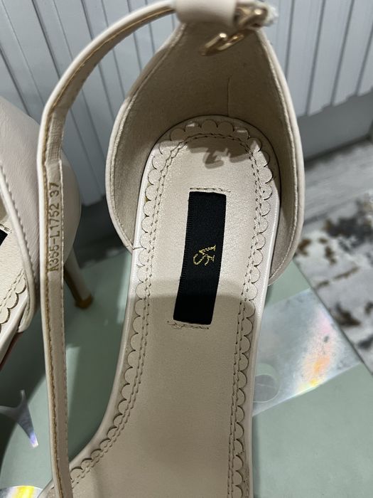 Продам кожаные босоножки