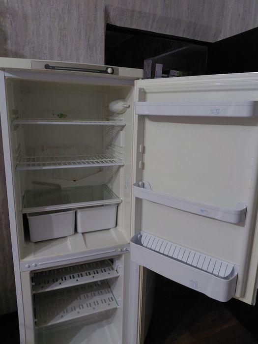 Хороший Холодильник indesit б/у