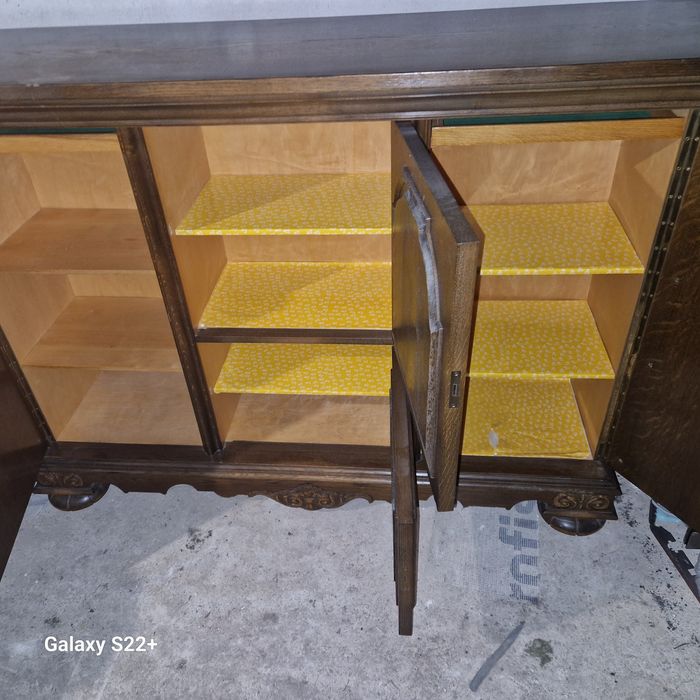 Дървен Шкаф с дърворезба