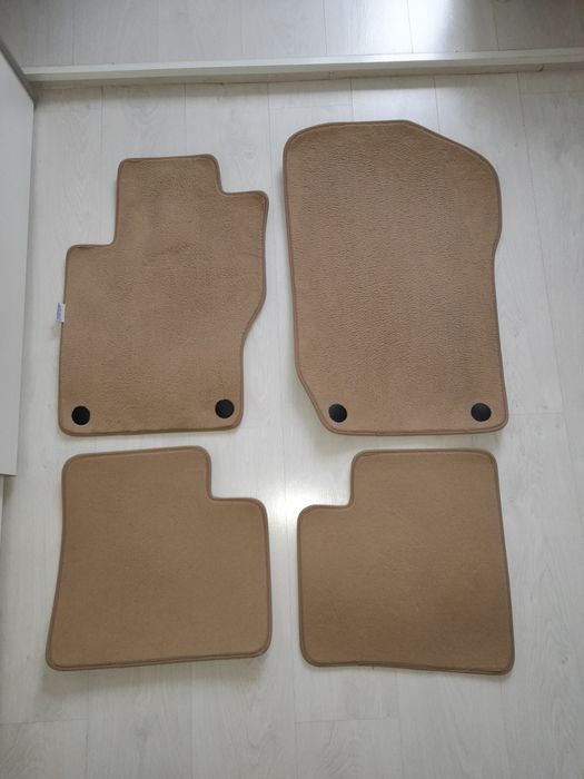 Бежови мокетни стелки за Мерцедес/Mercedes МЛ 164/ML 164. Като нови!